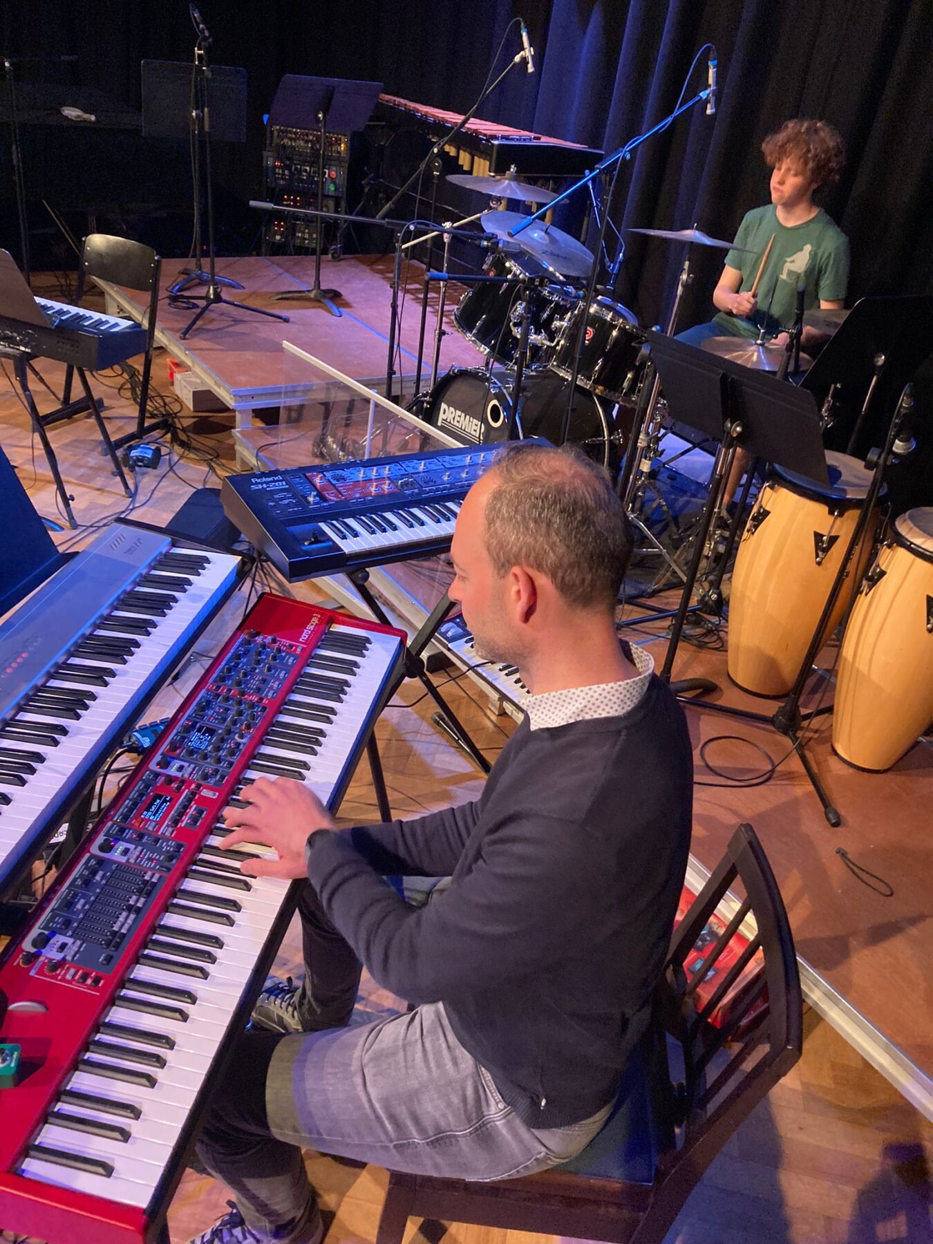 foto synth speler en drummer