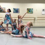 foto jonge balletdansers in zelfde lichtblauwe kostuums